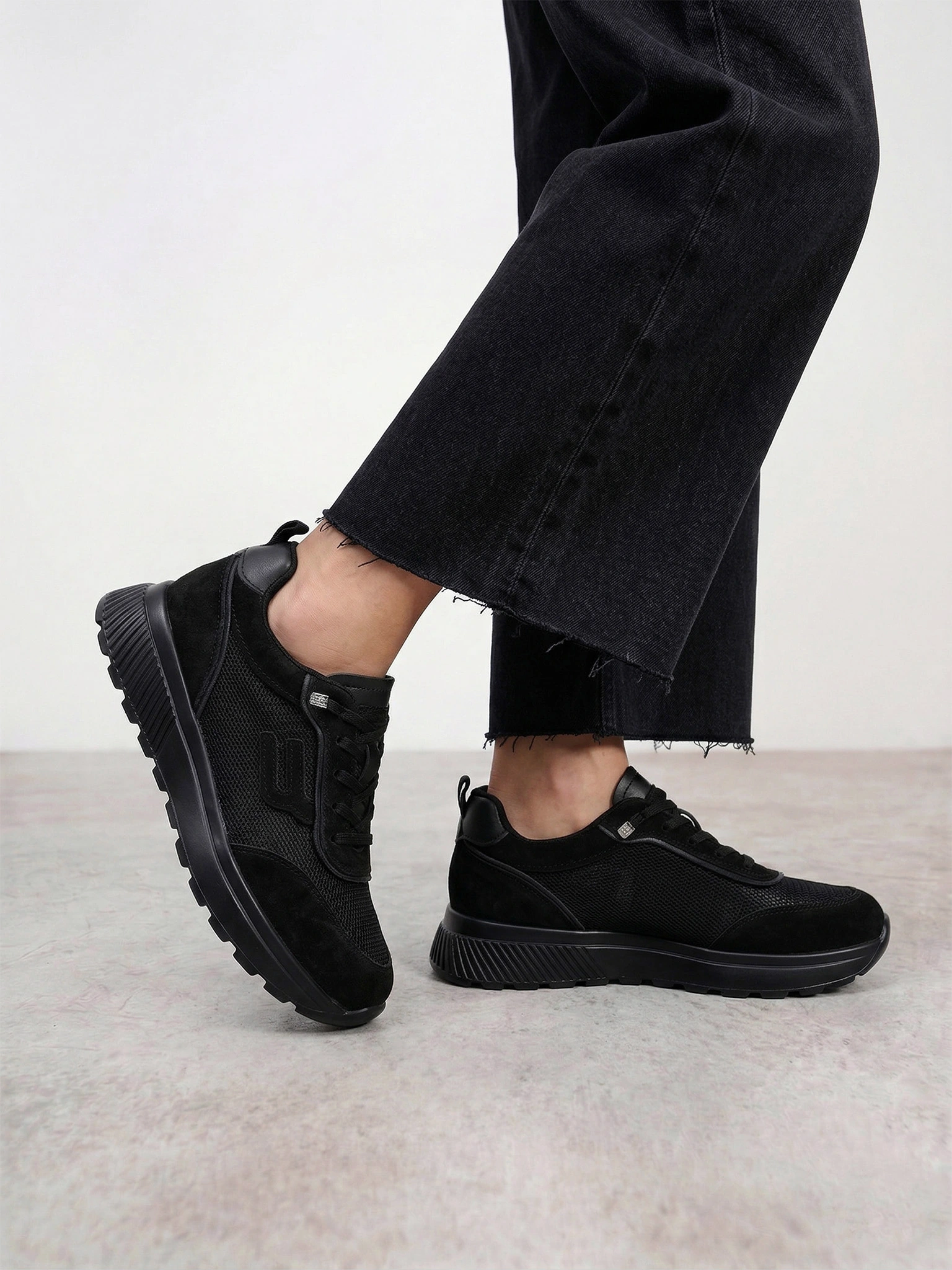 Кроссовки комбинированные черного цвета на низкой подошве